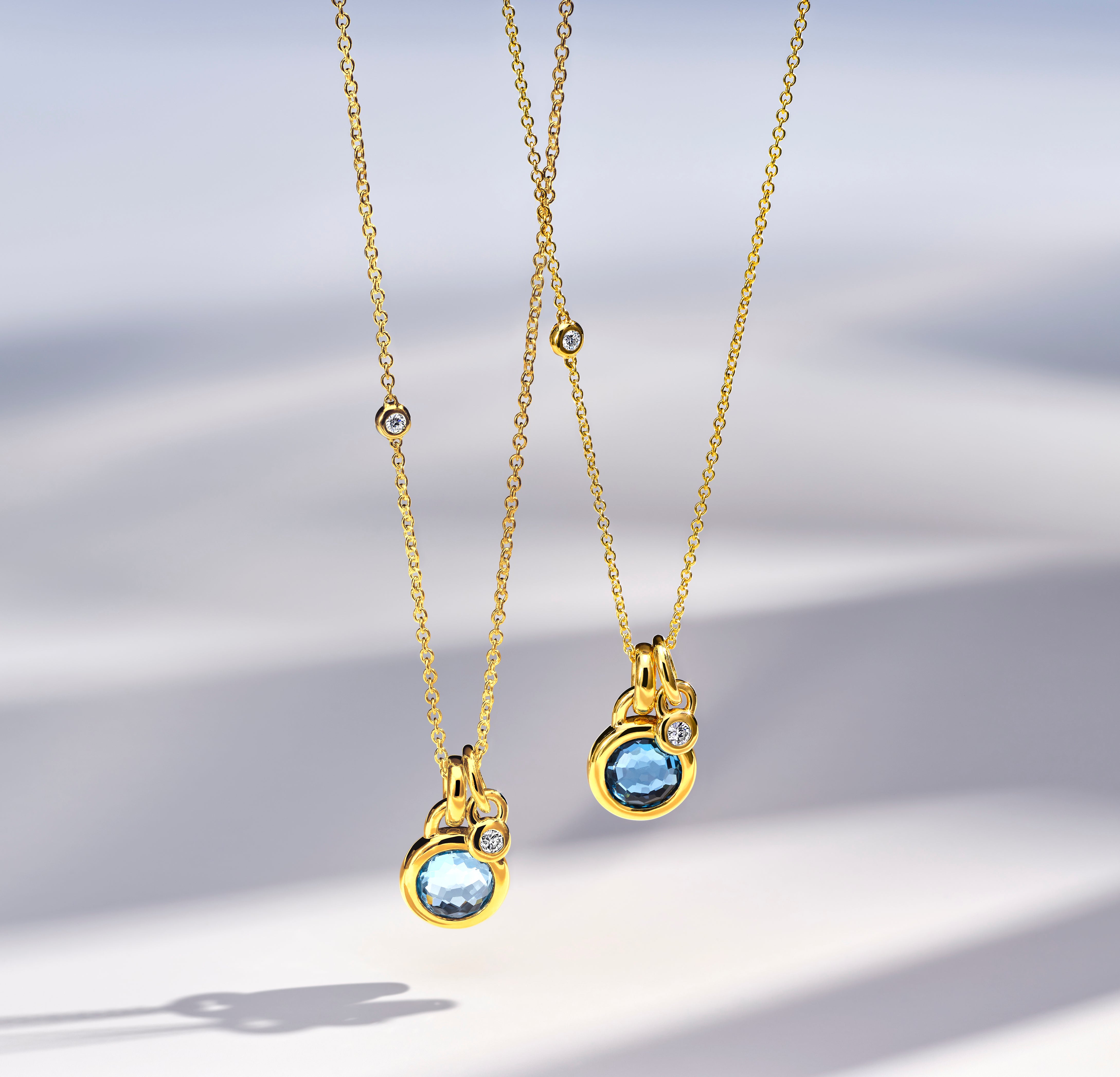 18K Lollipop® Round Pendant in London Blue Topaz with Diamonds