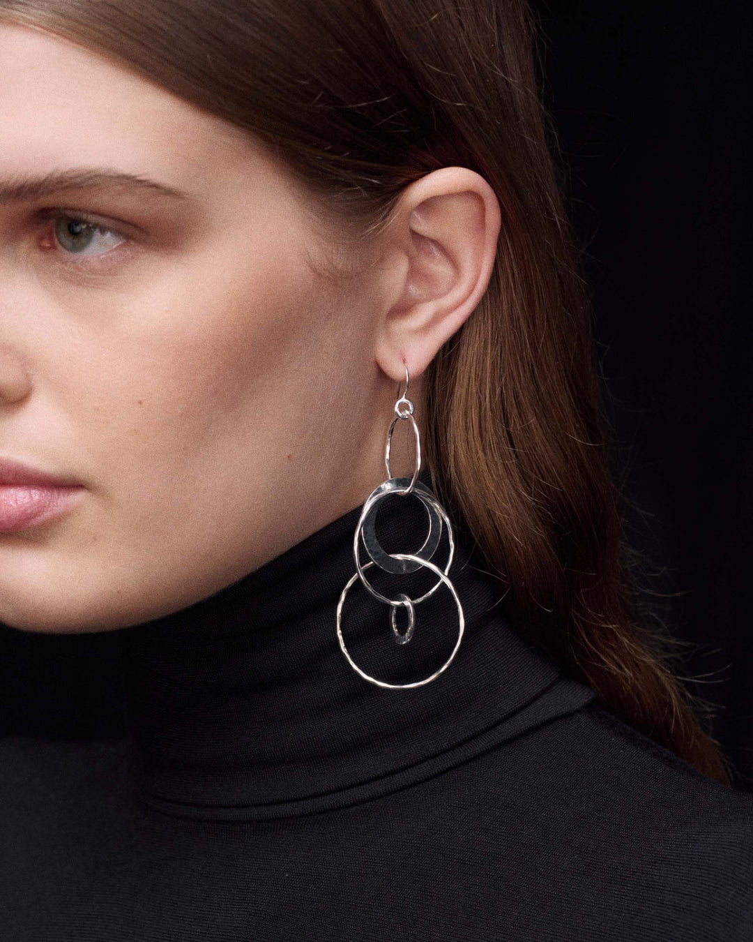 925 Silver Hammered Jet Set Interlocked Circle Earrings - On Model Side Detail | IPPOLITA